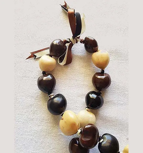 KUIYAI Hawaiian Kukui Nut Necklace with Chunky Heart-Shaped Beads Ribbon Tie Closure